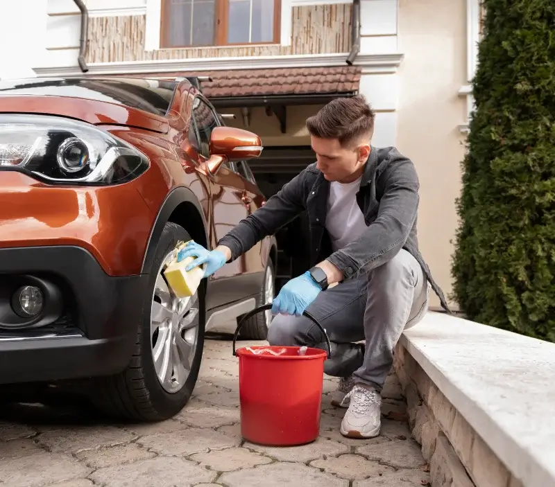 Lavage auto à domicile Sanilhac : professionnel intervenant sur un véhicule